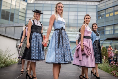 Impressionen Trachtennacht Frauen auf dem Laufsteg Events Giuseppe