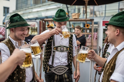 Impressionen Trachtennacht Jungs mit Bier Events Giuseppe